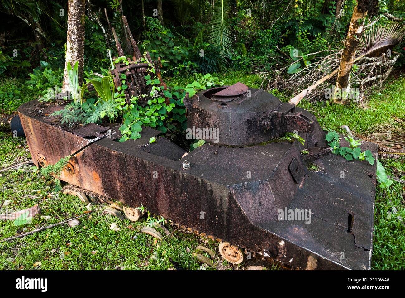 Réservoir rouillé reste près du stade de baseball au centre, la guerre mondiale, l'île de Koror, Koror, Palau, Micronésie, Océanie Banque D'Images