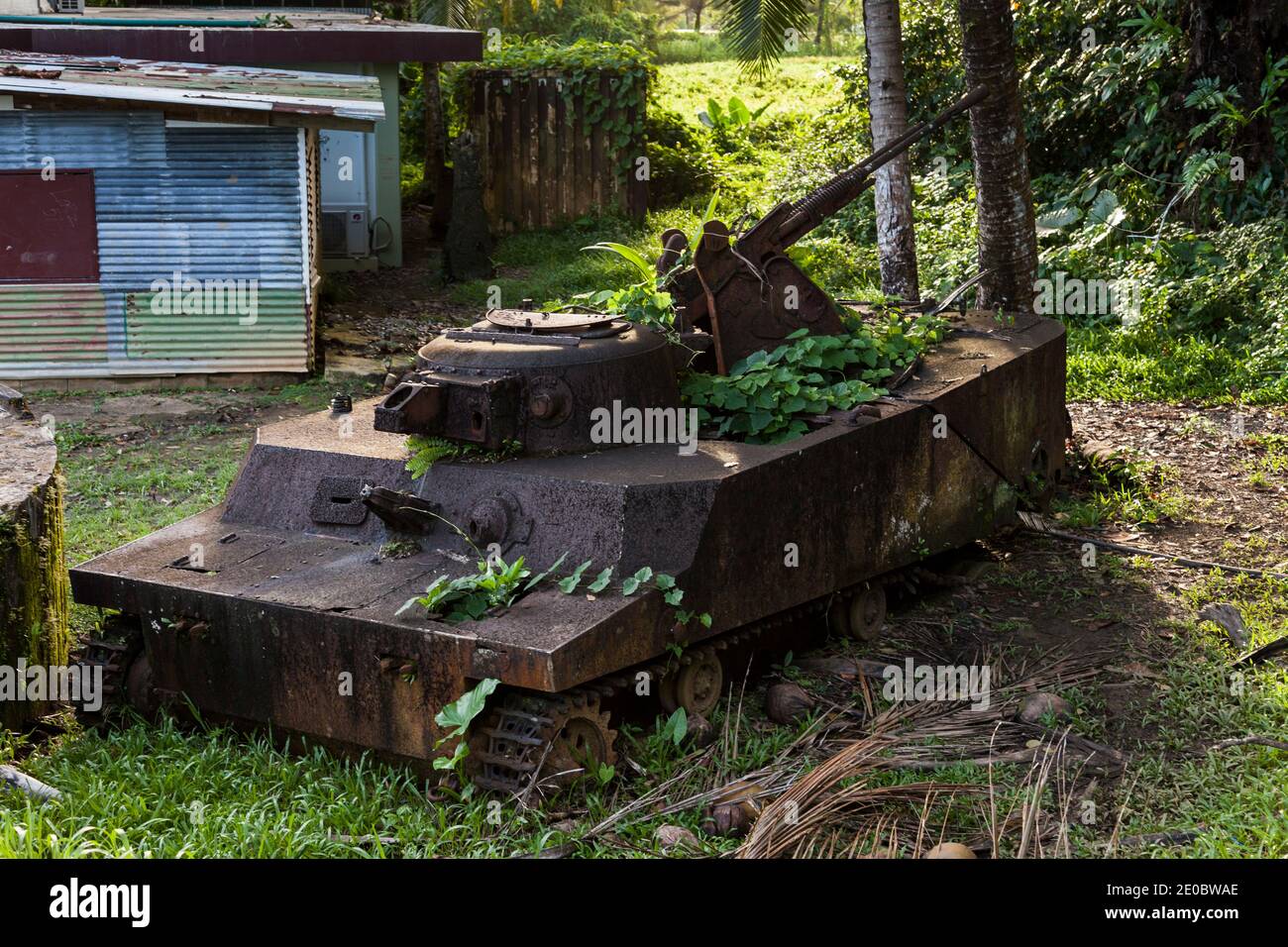 Réservoir rouillé reste près du stade de baseball au centre, la guerre mondiale, l'île de Koror, Koror, Palau, Micronésie, Océanie Banque D'Images