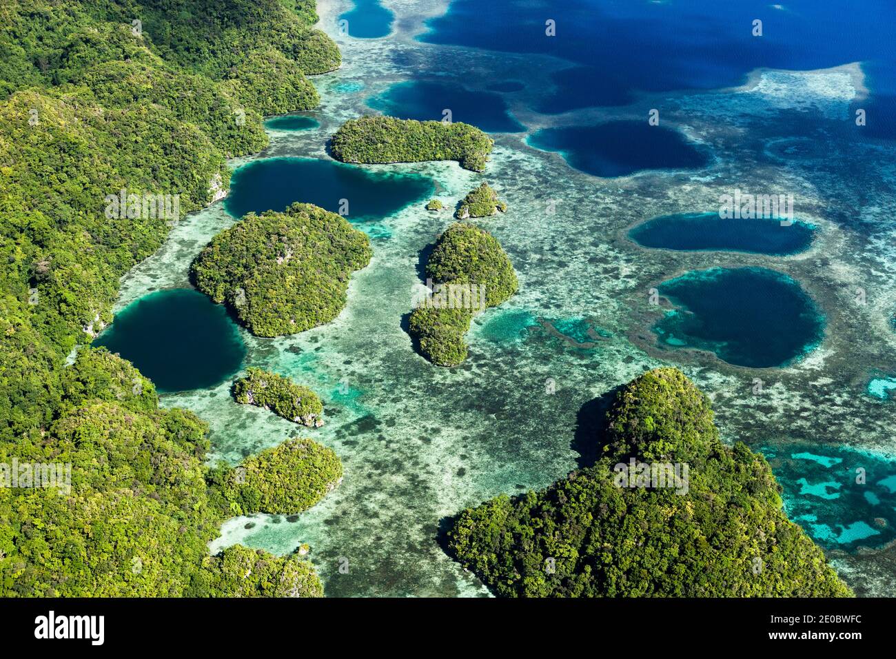 Vue aérienne des îles Rock, sur la zone est de l'île Koror, Koror, Palau, Micronésie, Océanie Banque D'Images