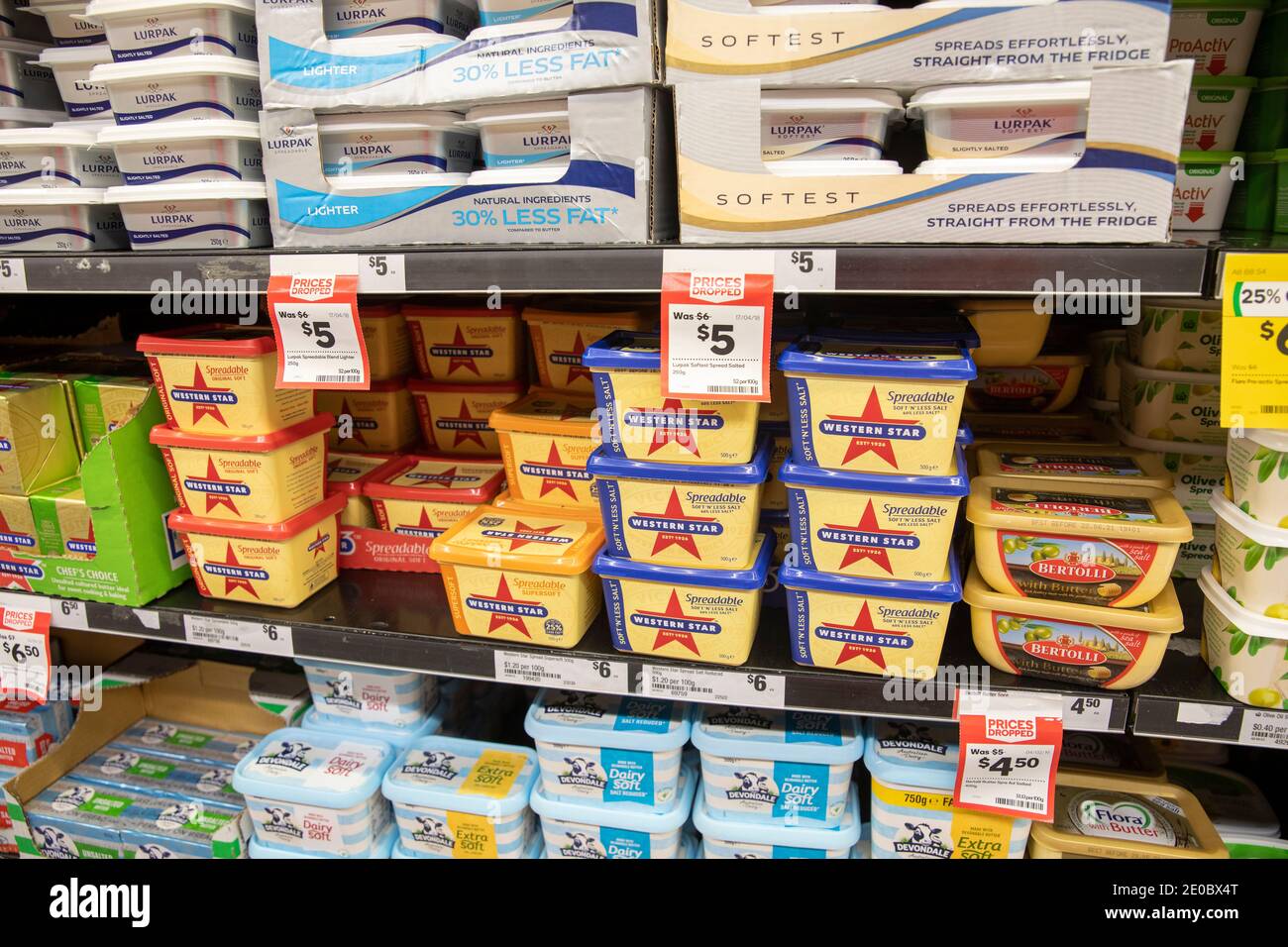 Sydney Supermarket bennes de beurre et margarine WESTERN star et lurpak à vendre dans la section réfrigérée, Sydney, Nouvelle-Galles du Sud, Australie Banque D'Images