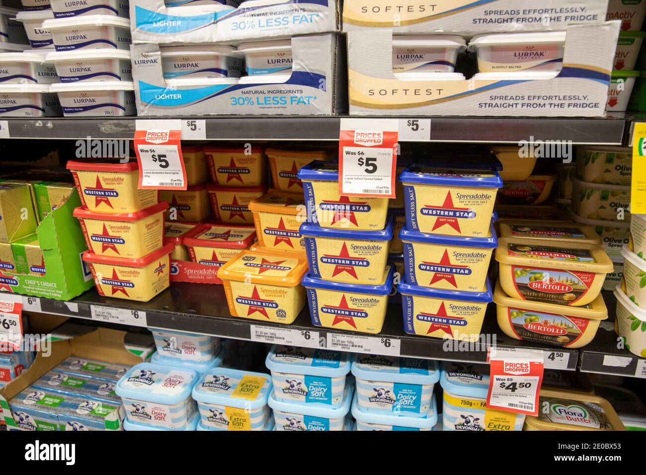 Sydney Supermarket bennes de beurre et margarine WESTERN star et lurpak à vendre dans la section réfrigérée, Sydney, Nouvelle-Galles du Sud, Australie Banque D'Images