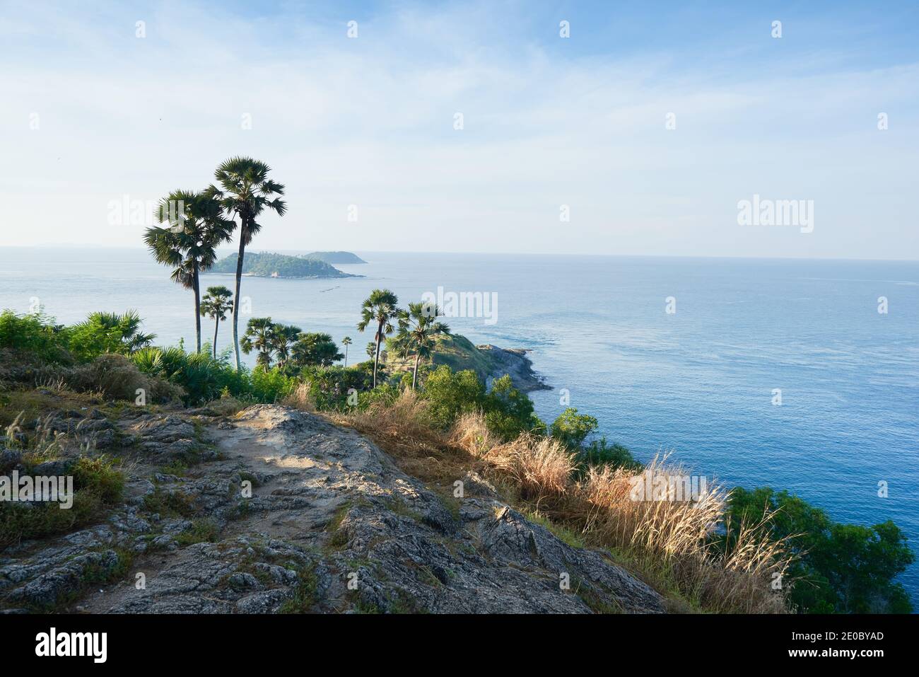 Scène du point de vue de Laem Phrom et fond bleu ciel. Phuket site touristique. Banque D'Images