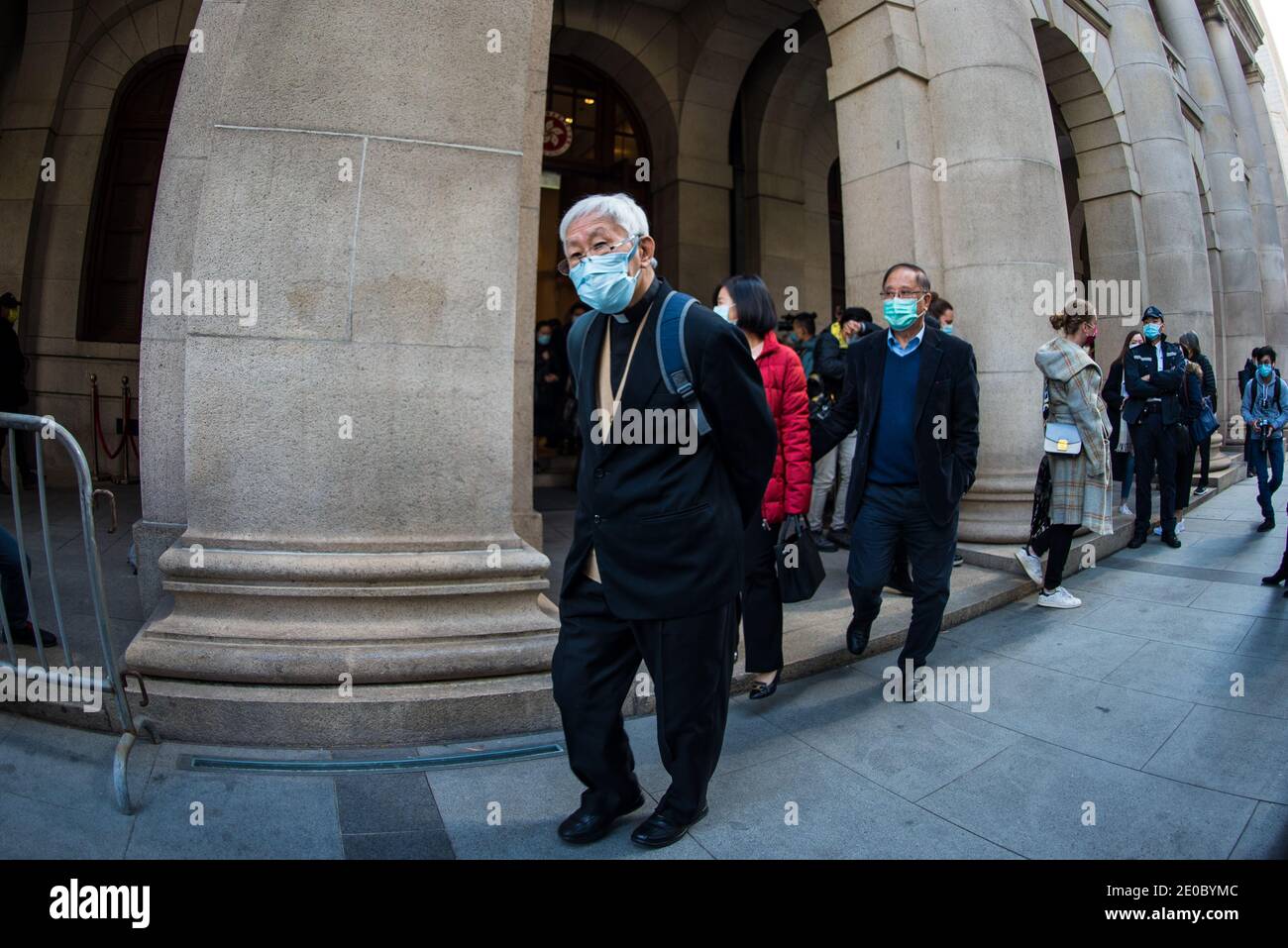 Hong Kong, Chine. 31 décembre 2020. Le cardinal Zen, ancien archevêque de Hong Kong, quitte la Cour d'appel final après une audience urgente demandée par le ministère de la Justice sur la caution accordée à Media Tycoon Jimmy Lai pour violation présumée du droit de la sécurité nationale. Crédit : Marc R. Fernandes/Alamy Live News Banque D'Images