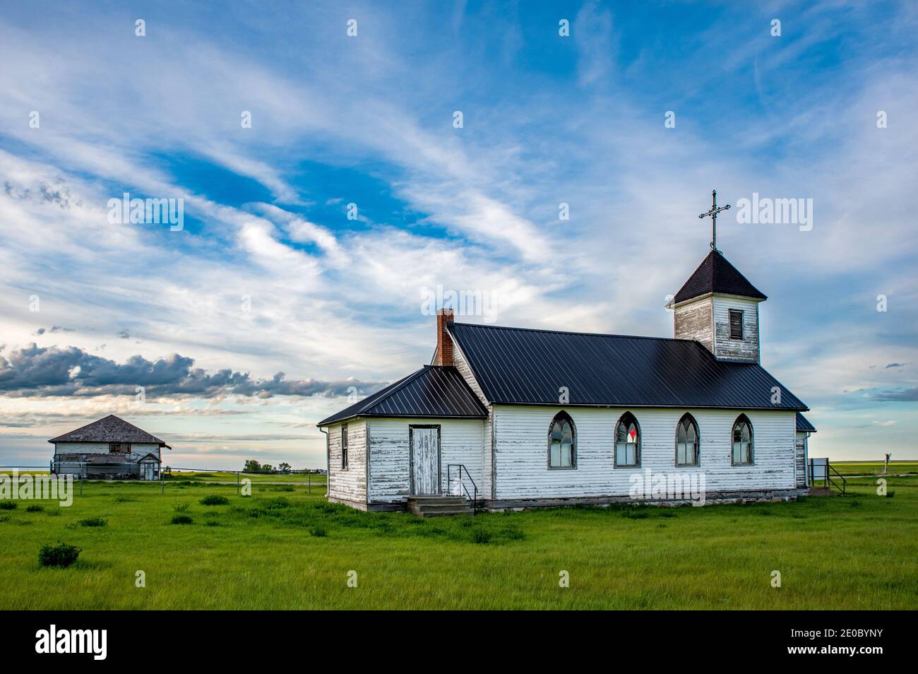 Église de la Mission de Saint-Marys avec l'ancienne école Maxstone en arrière-plan à Maxstone, en Saskatchewan Banque D'Images