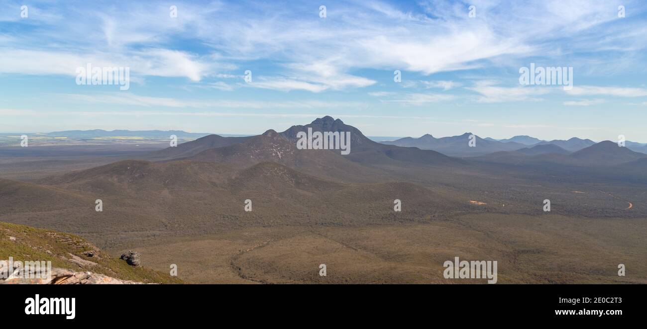Vue sur la Stirling Range avec Mt. Toobrunup dans le Backgruond, Australie occidentale Banque D'Images