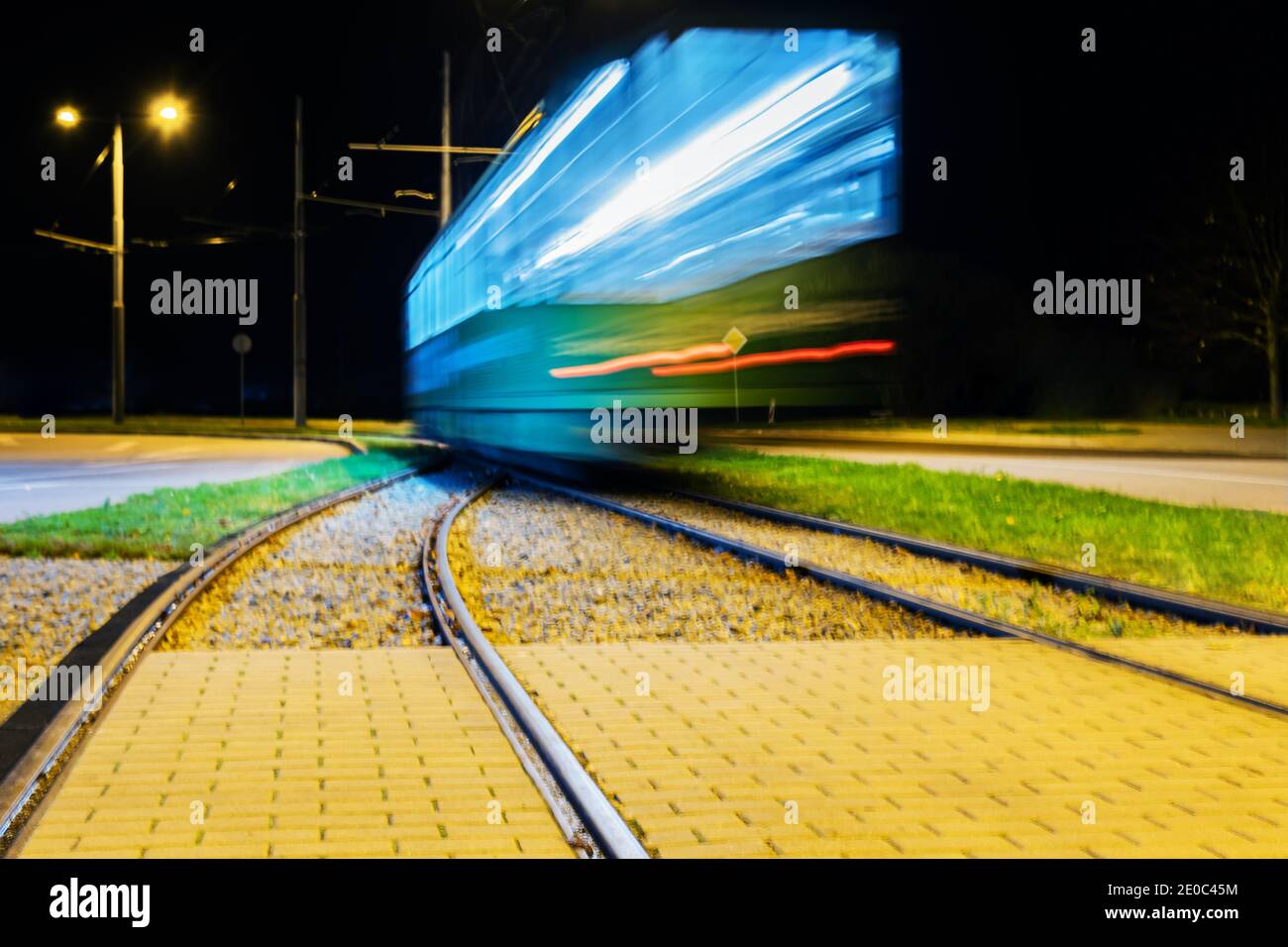 Vue sur la ville nocturne avec le tram. Banque D'Images