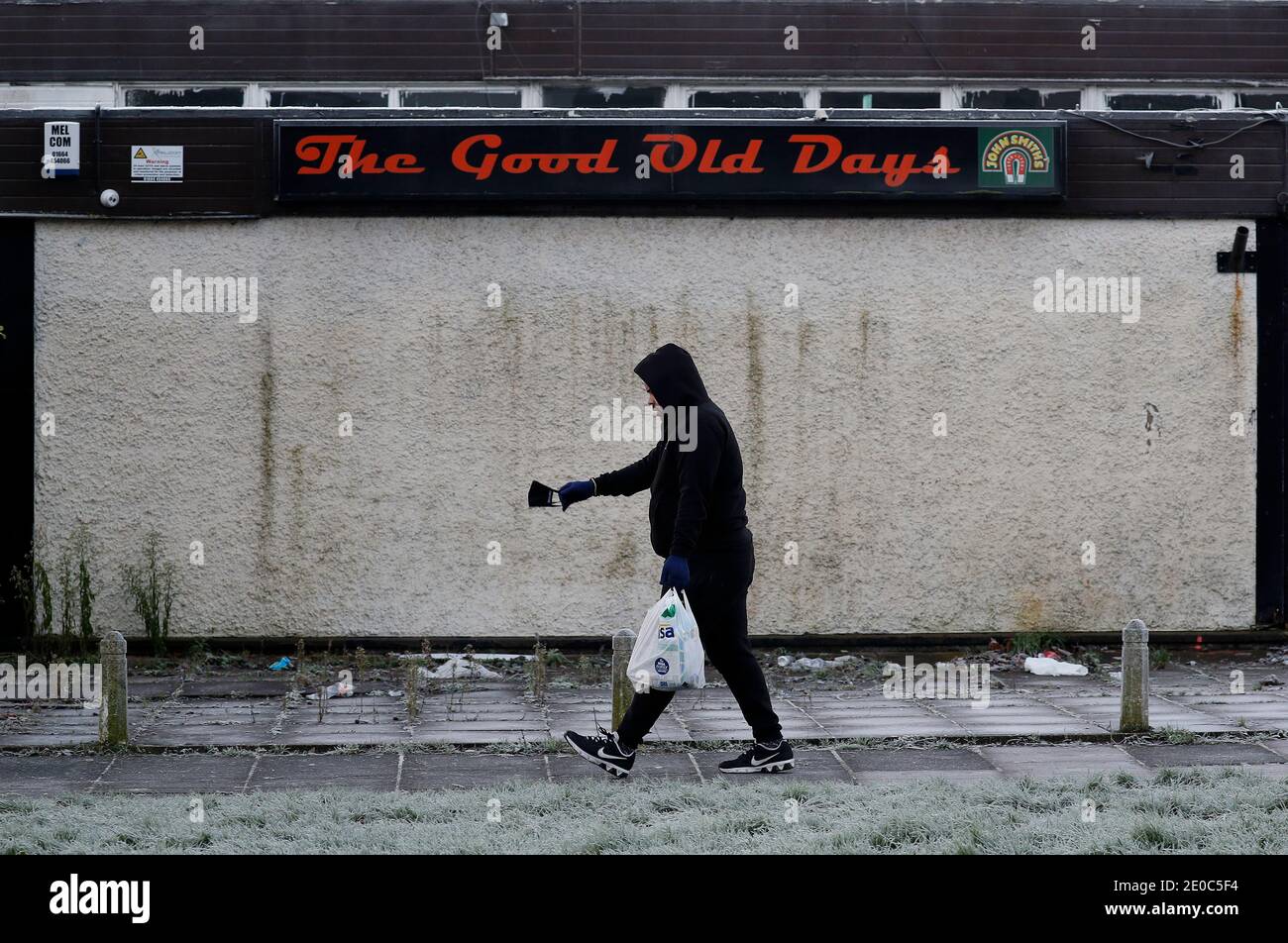 Leicester, Leicestershire, Royaume-Uni. 31 décembre 2020. Un homme passe devant un pub fermé après que la ville réveille le niveau 4 des restrictions du coronavirus. Credit Darren Staples/Alay Live News. Banque D'Images