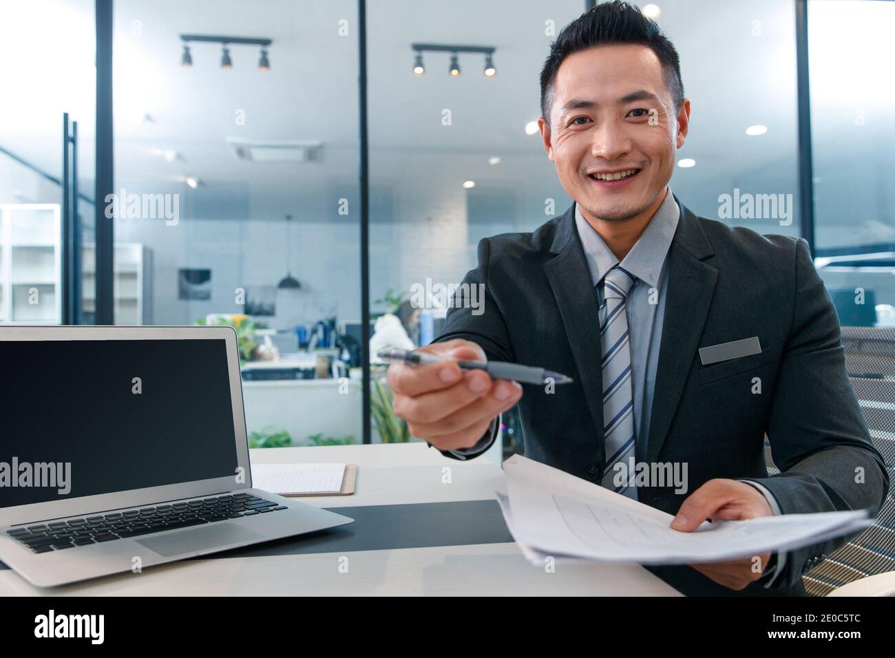 Les jeunes hommes le personnel du service Banque D'Images
