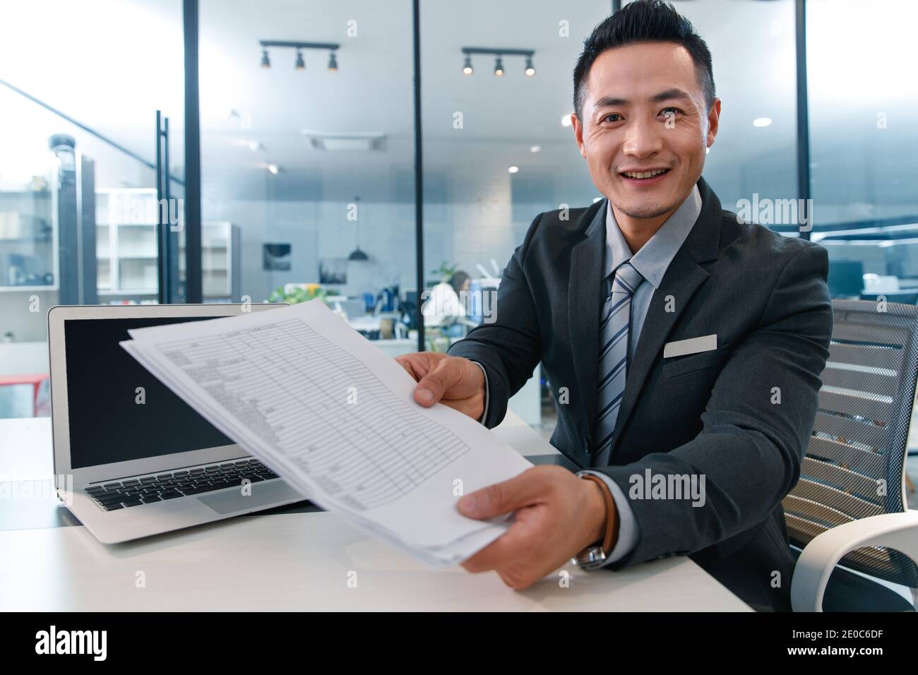 Les jeunes hommes le personnel du service Banque D'Images