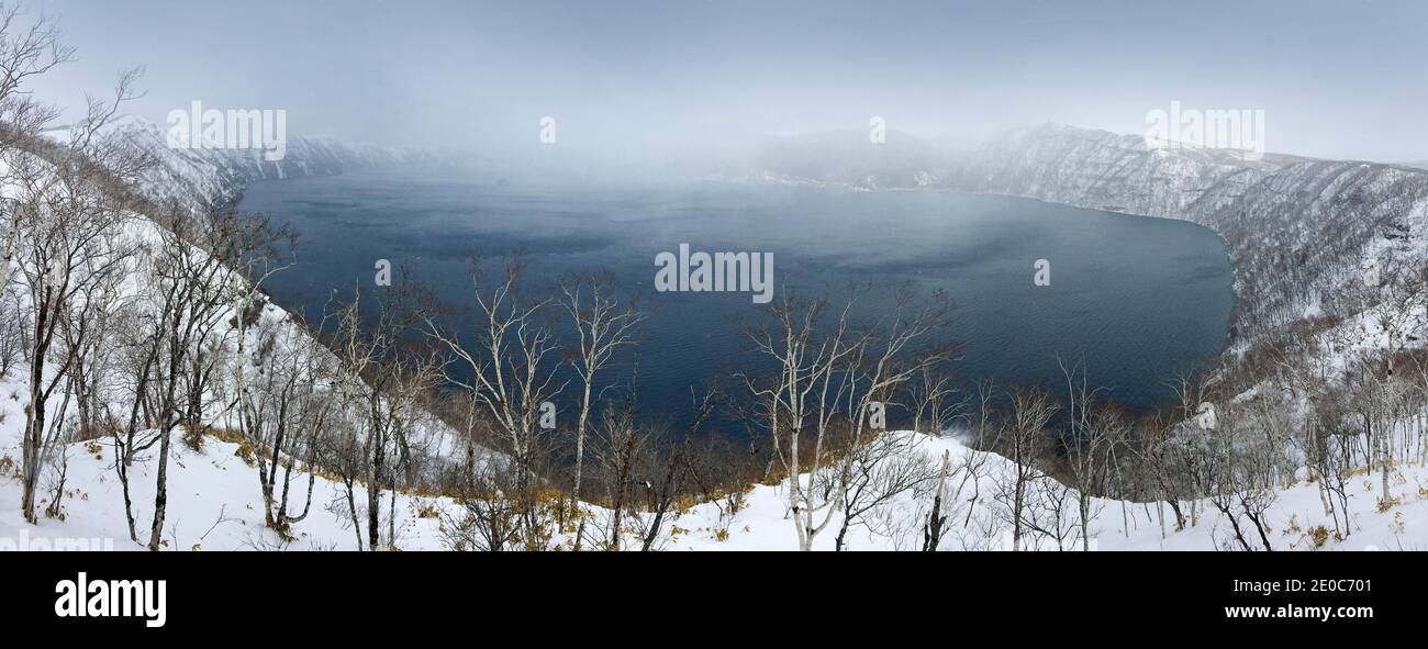 Lac Mashu, lac de cratère endorhéique formé dans la caldera d'un volcan potentiellement actif, volcan du parc national d'Akan, Hokkaido, Japon. Scène d'hiver avec Banque D'Images