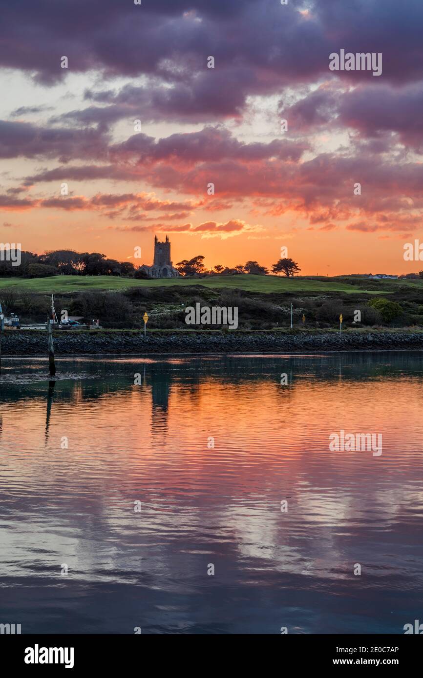 River Hayle ; en direction de l'église Lelant ; Sunset ; Cornwall ; Royaume-Uni Banque D'Images