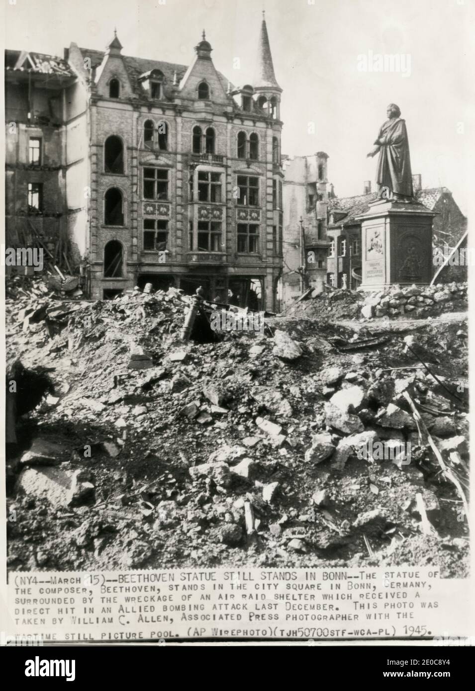 Photographie de la Seconde Guerre mondiale d'époque - statue de Beethoven au centre de Bonn, en Allemagne, au milieu des décombres qui ont suivi un raid de bombardement allié. Banque D'Images