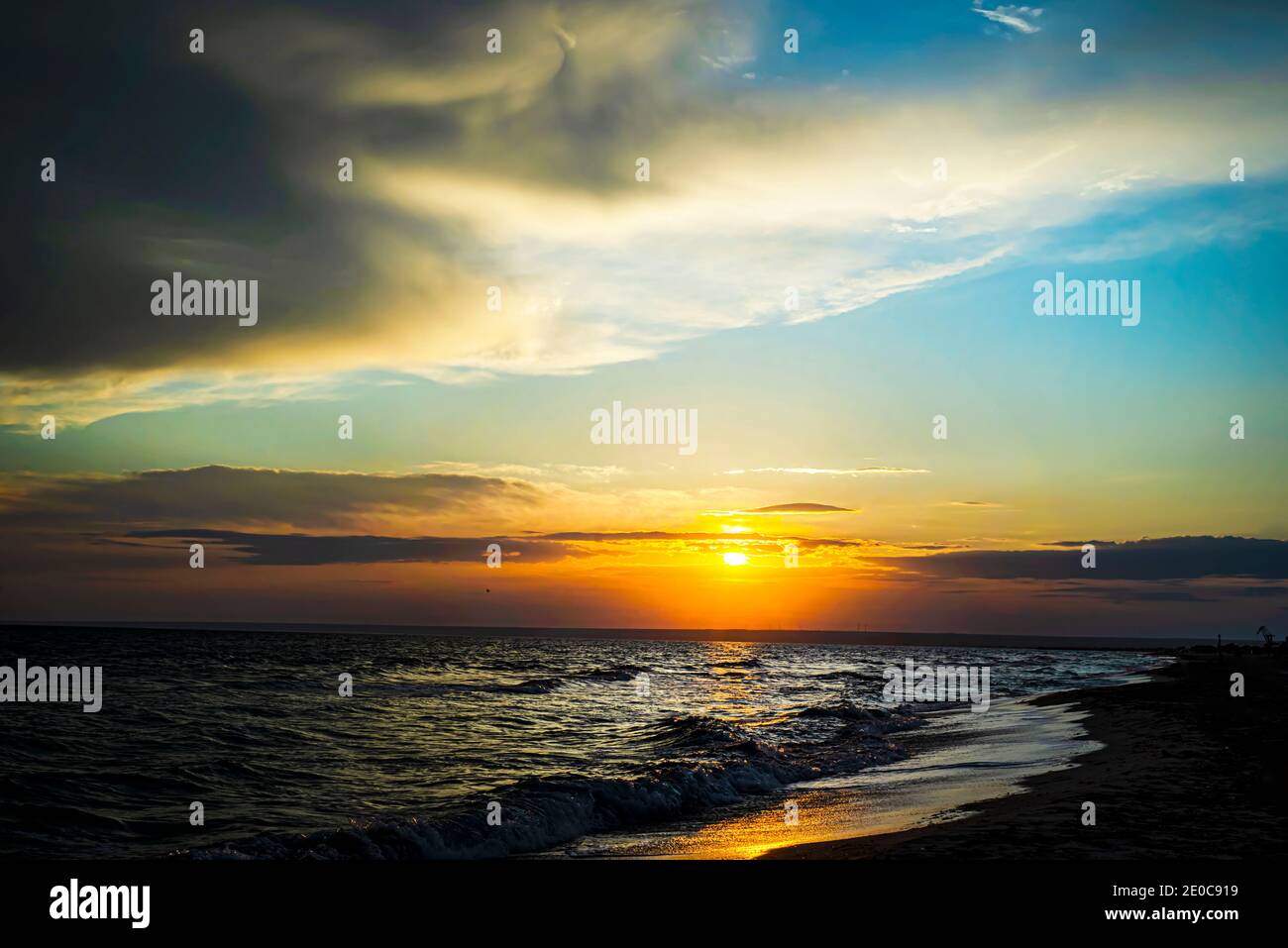 Coucher de soleil à l'aube sur la mer. Soleil dans les nuages. Plage. Banque D'Images