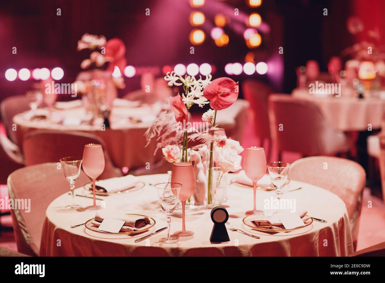 Dîner romantique table au décor rose au restaurant. Banque D'Images