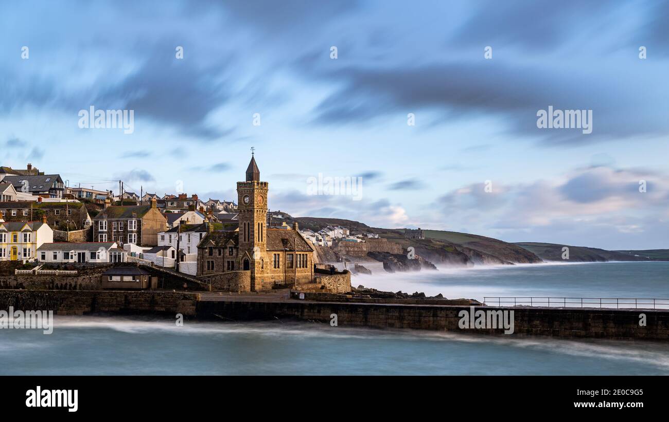 Soleil pendant la tempête Bella à Portleven Clock Tower, Cornwall Banque D'Images