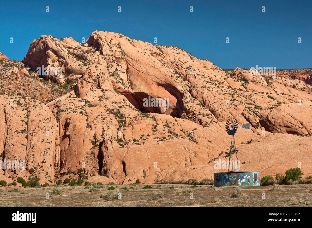 Moulin et le réservoir d'eau, squelette Mesa derrière, Navajo Indian