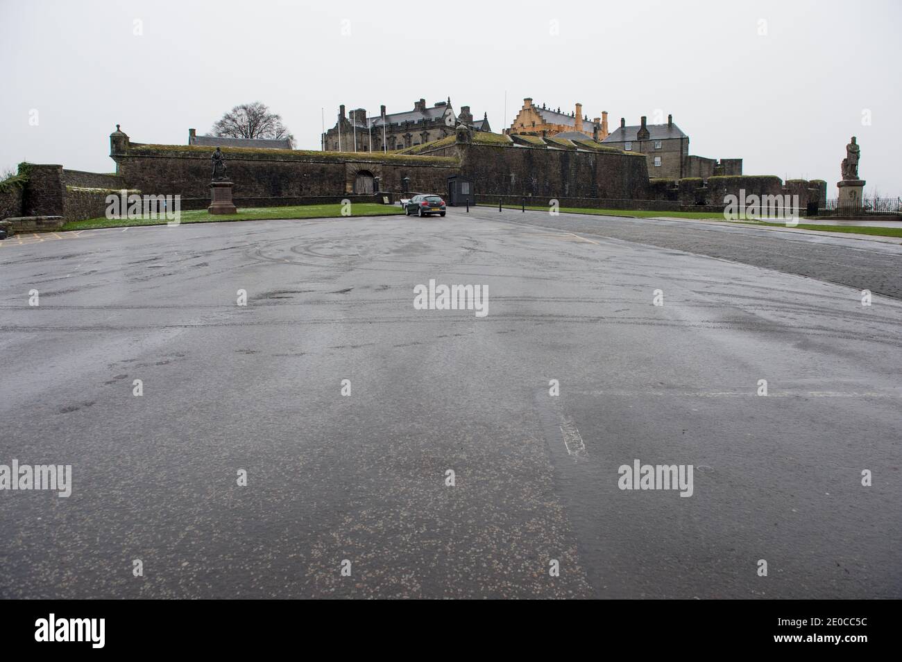 Stirling, Écosse, Royaume-Uni. 31 décembre 2020. Photo : château de Stirling. Le château de Stirling a normalement le feu d'artifice de minuit et les célébrations à apporter dans la nouvelle année. Cette année, en raison de la pandémie du coronavirus (COVID19) et du confinement national de la phase 4 qui affecte actuellement l'ensemble de l'Écosse continentale, les célébrations ont été annulées. Les organisateurs ont plutôt présenté un feu d'artifice pour être diffusé en ligne à la place et les feux d'artifice pour être mis au loin du Monument Wallace. Crédit : Colin Fisher/Alay Live News Banque D'Images