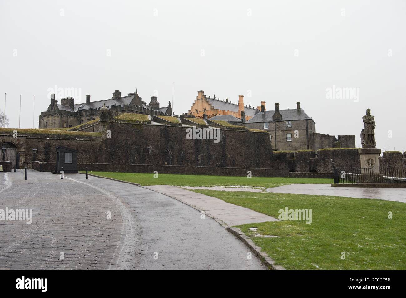 Stirling, Écosse, Royaume-Uni. 31 décembre 2020. Photo : château de Stirling. Le château de Stirling a normalement le feu d'artifice de minuit et les célébrations à apporter dans la nouvelle année. Cette année, en raison de la pandémie du coronavirus (COVID19) et du confinement national de la phase 4 qui affecte actuellement l'ensemble de l'Écosse continentale, les célébrations ont été annulées. Les organisateurs ont plutôt présenté un feu d'artifice pour être diffusé en ligne à la place et les feux d'artifice pour être mis au loin du Monument Wallace. Crédit : Colin Fisher/Alay Live News Banque D'Images