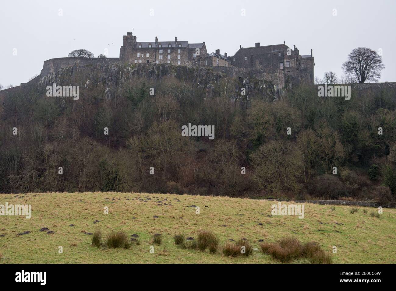 Stirling, Écosse, Royaume-Uni. 31 décembre 2020. Photo : château de Stirling. Le château de Stirling a normalement le feu d'artifice de minuit et les célébrations à apporter dans la nouvelle année. Cette année, en raison de la pandémie du coronavirus (COVID19) et du confinement national de la phase 4 qui affecte actuellement l'ensemble de l'Écosse continentale, les célébrations ont été annulées. Les organisateurs ont plutôt présenté un feu d'artifice pour être diffusé en ligne à la place et les feux d'artifice pour être mis au loin du Monument Wallace. Crédit : Colin Fisher/Alay Live News Banque D'Images