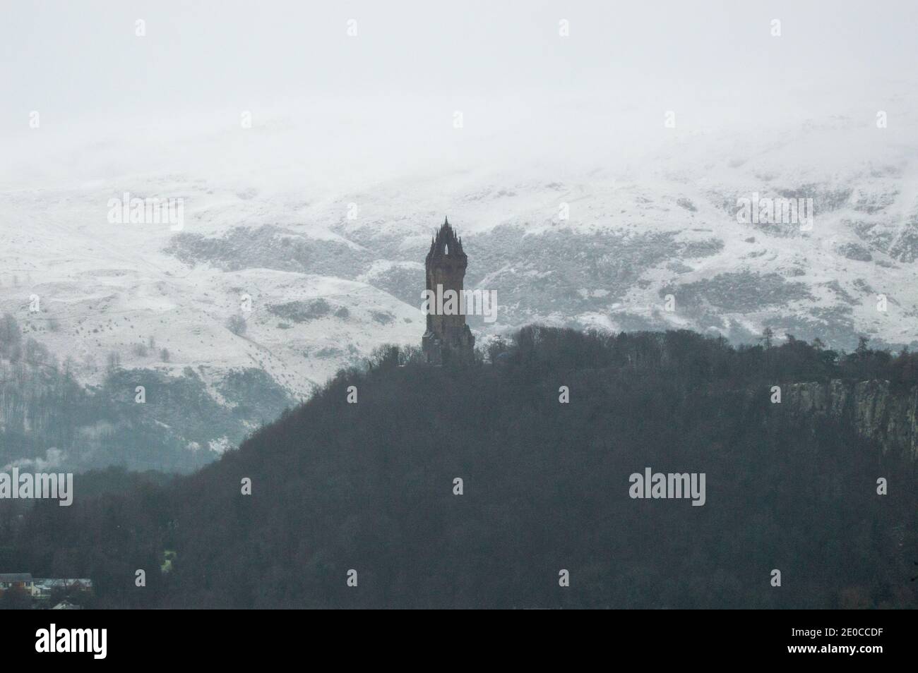 Stirling, Écosse, Royaume-Uni. 31 décembre 2020. Photo : le Monument Wallace. Le château de Stirling a normalement le feu d'artifice de minuit et les célébrations à apporter dans la nouvelle année. Cette année, en raison de la pandémie du coronavirus (COVID19) et du confinement national de la phase 4 qui affecte actuellement l'ensemble de l'Écosse continentale, les célébrations ont été annulées. Les organisateurs ont plutôt présenté un feu d'artifice pour être diffusé en ligne à la place et les feux d'artifice pour être mis au loin du Monument Wallace. Crédit : Colin Fisher/Alay Live News Banque D'Images