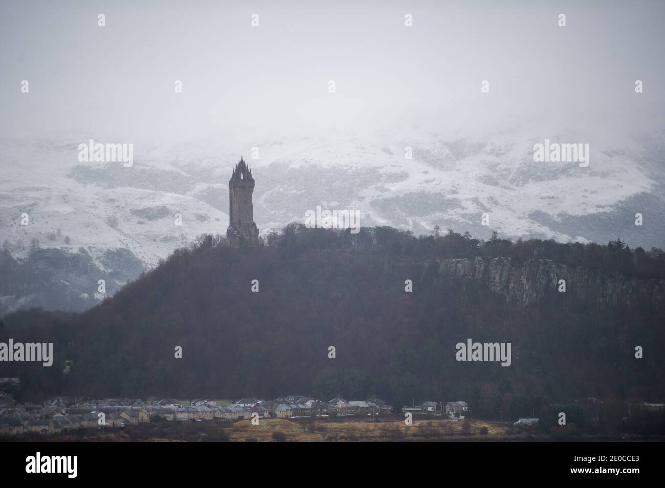 Stirling, Écosse, Royaume-Uni. 31 décembre 2020. Photo : le Monument Wallace. Le château de Stirling a normalement le feu d'artifice de minuit et les célébrations à apporter dans la nouvelle année. Cette année, en raison de la pandémie du coronavirus (COVID19) et du confinement national de la phase 4 qui affecte actuellement l'ensemble de l'Écosse continentale, les célébrations ont été annulées. Les organisateurs ont plutôt présenté un feu d'artifice pour être diffusé en ligne à la place et les feux d'artifice pour être mis au loin du Monument Wallace. Crédit : Colin Fisher/Alay Live News Banque D'Images
