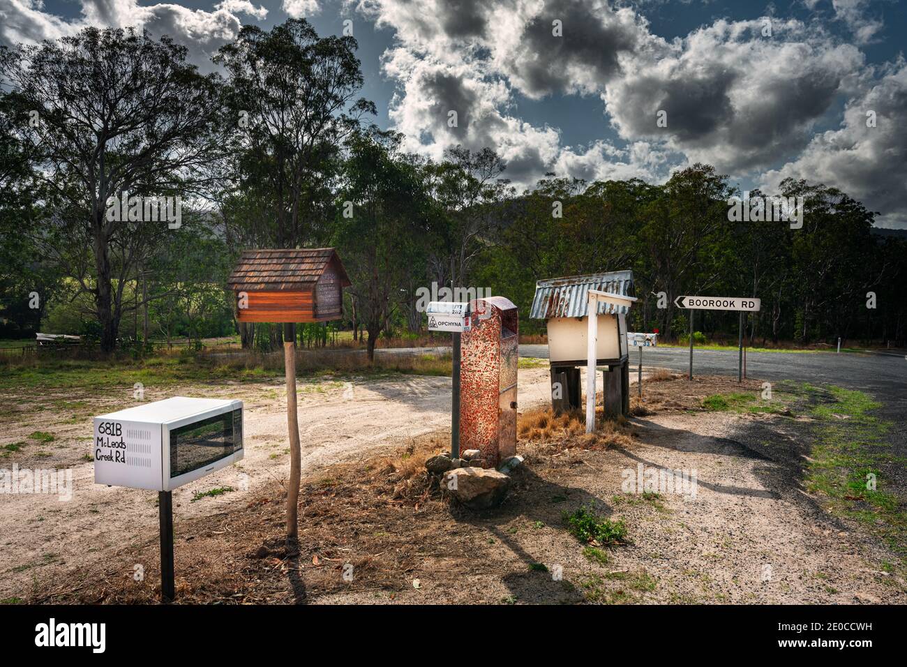 Des boîtes aux lettres alignées sont souvent à trouver sur la route dans les zones rurales de l'Australie. Banque D'Images