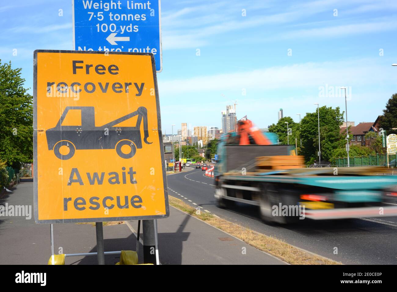 le trafic passant le signe de récupération de panne libre aux travaux routiers dans le ville de leeds royaume-uni Banque D'Images