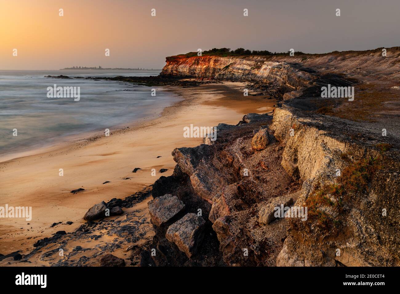 Premier feu sur Red Cliff dans le parc national de Yuraygir. Banque D'Images