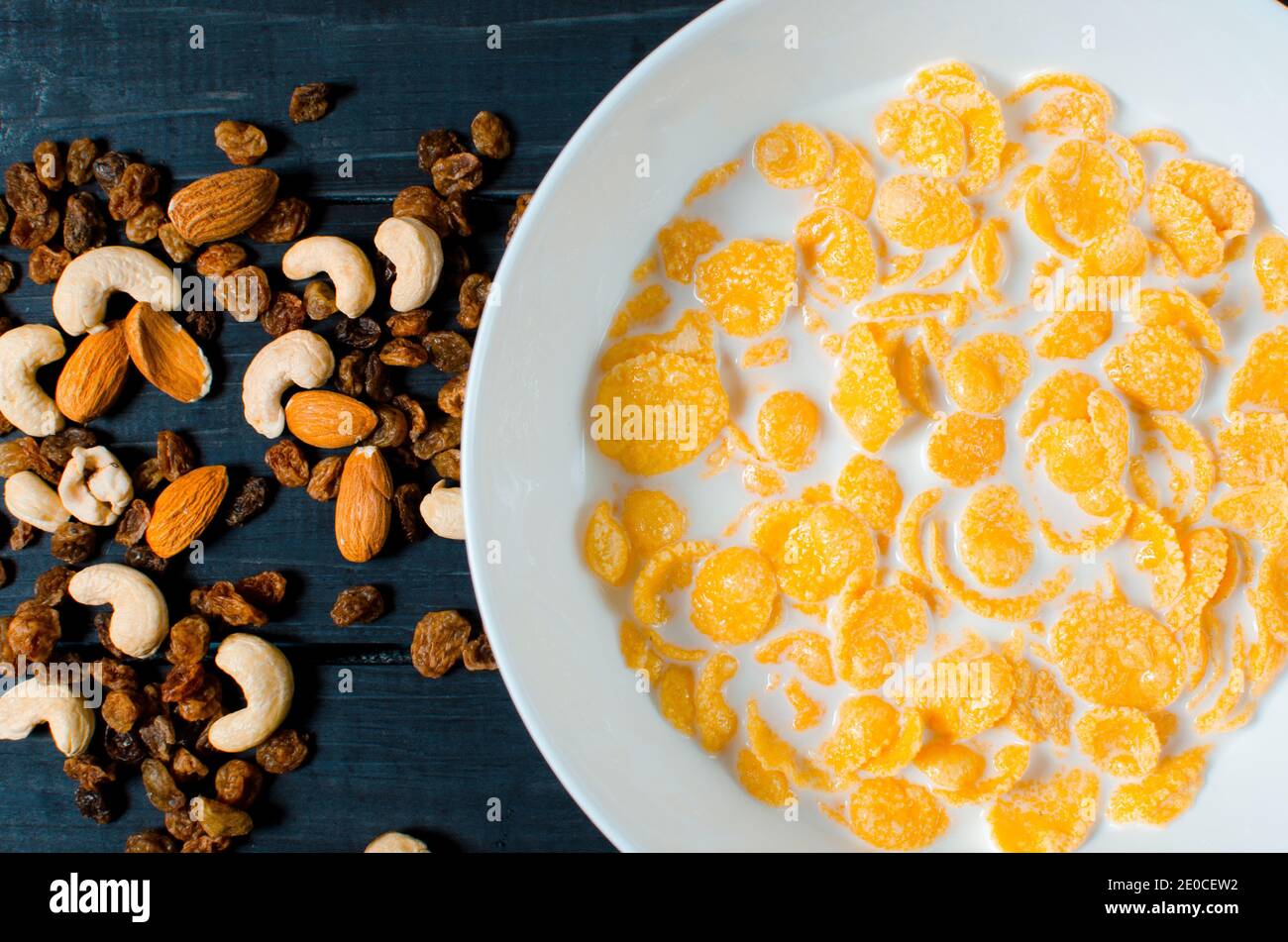 Petit déjeuner sain sur fond de bois. Nourriture pour la perte de poids. Végétarien. Nourriture qui contient des vitamines Banque D'Images