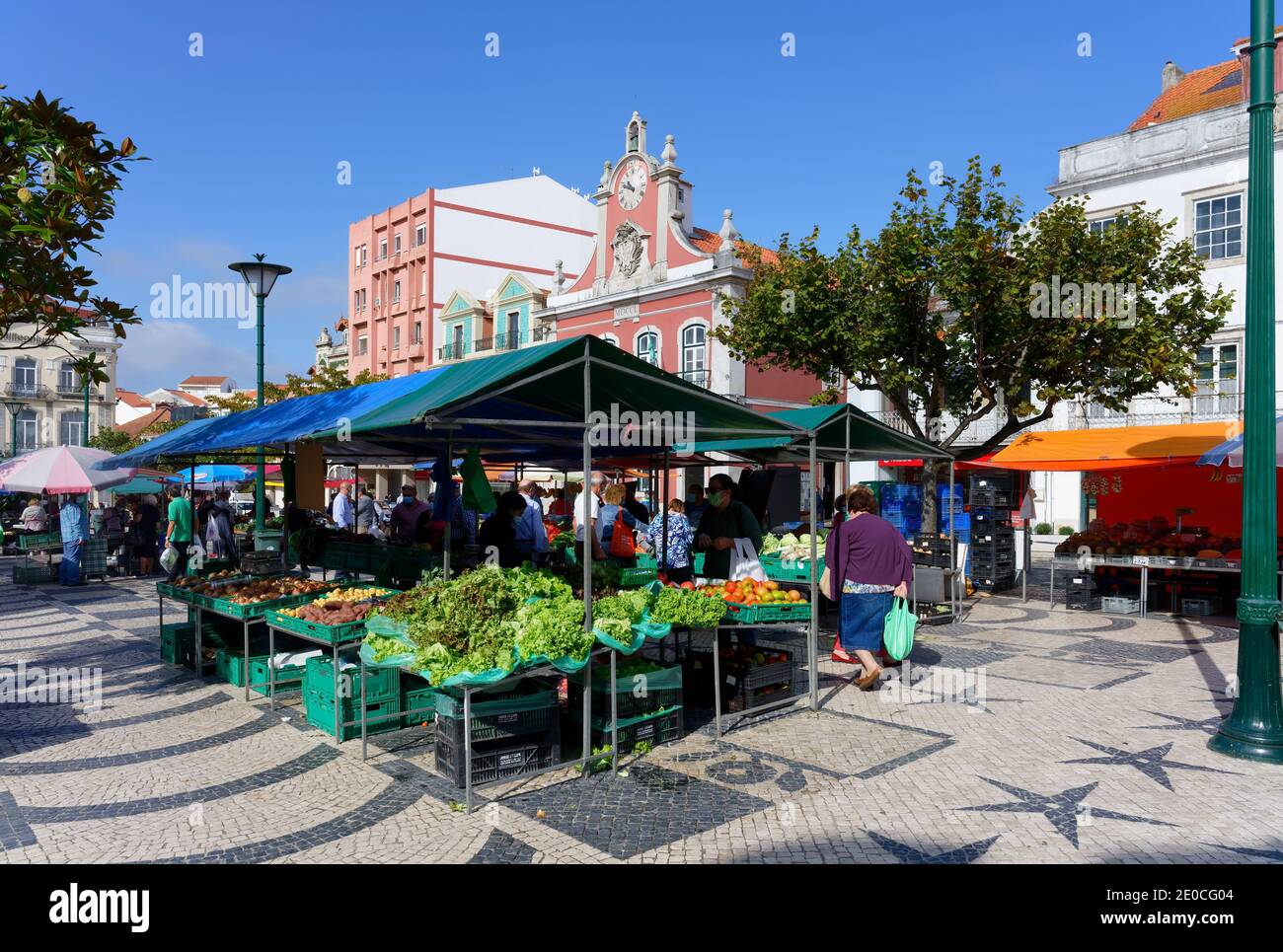 Stand de fruits et légumes, marché agricole, ancien hôtel de ville derrière, place de la République, Caldas da Rainha, Estrémadure, Portugal, Europe Banque D'Images