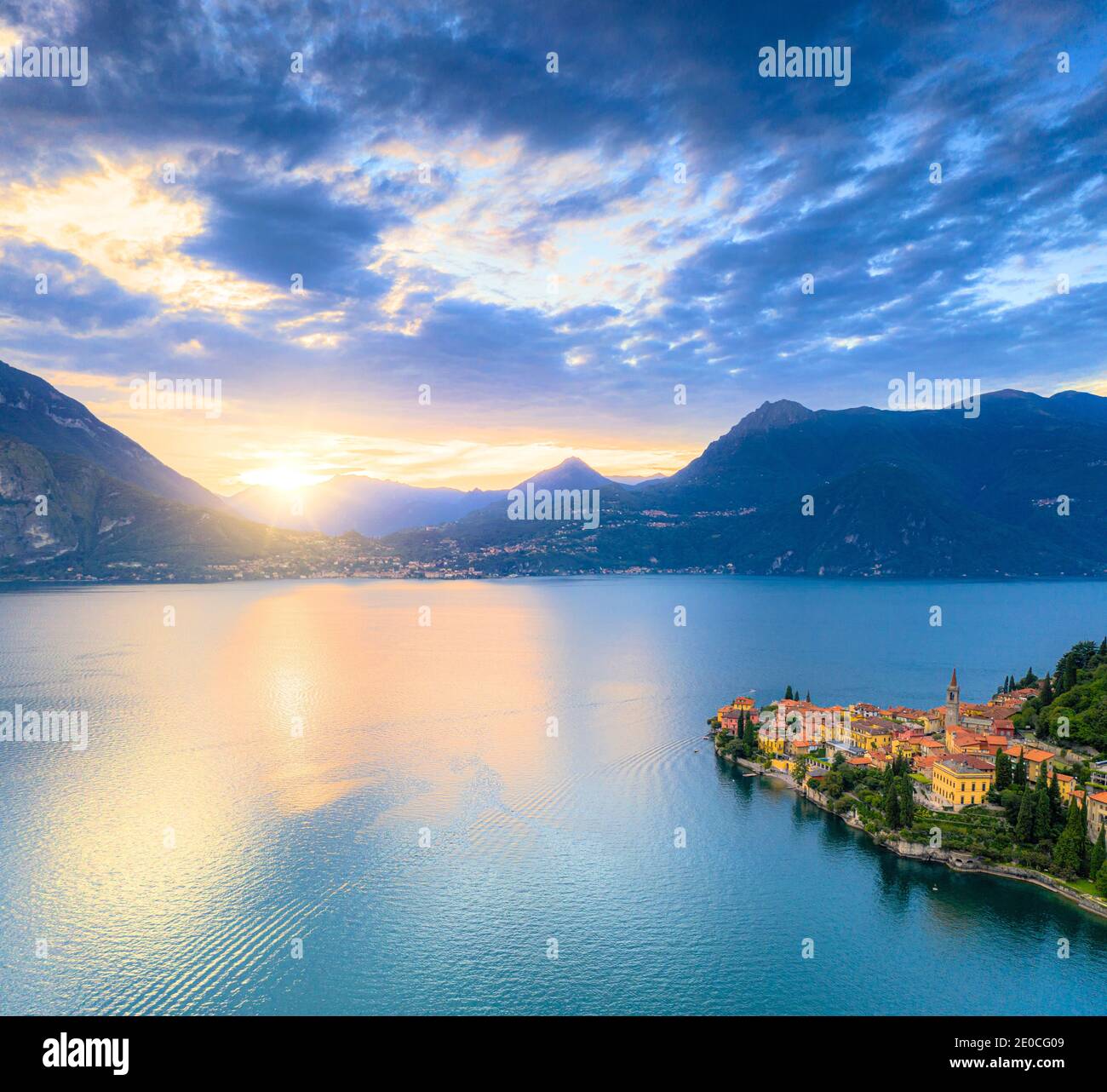 Vue panoramique aérienne du lac de Côme et de Varenna au coucher du soleil, province de Lecco, Lombardie, lacs italiens, Italie, Europe Banque D'Images