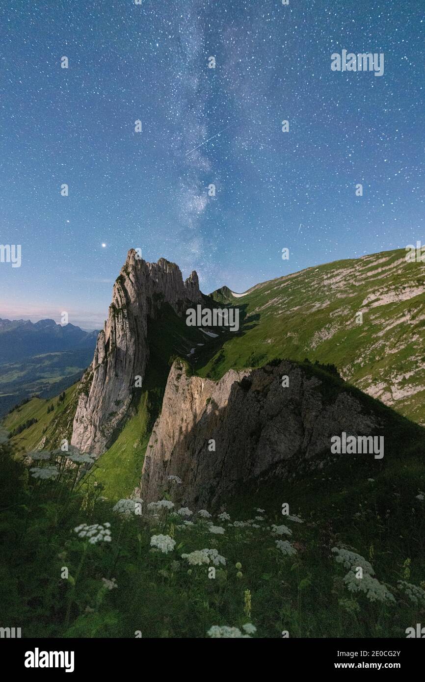 Voie lactée au-dessus du pic de Saxer Lucke en été, canton d'Appenzell, chaîne d'Alpstein, Suisse, Europe Banque D'Images