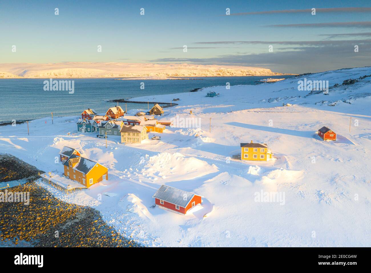 Maisons traditionnelles dans la neige à l'aube, Veines, Kongsfjord, péninsule de Varanger, Troms og Finnmark, Norvège, Scandinavie, Europe Banque D'Images