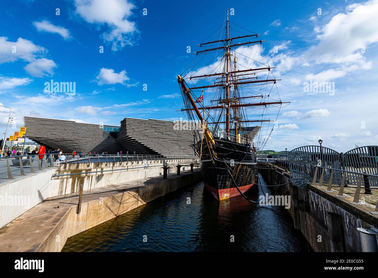 Discovery point et RRS Discovery en face du V&A Dundee, musée du design écossais, Dundee, Écosse, Royaume-Uni, Europe Banque D'Images