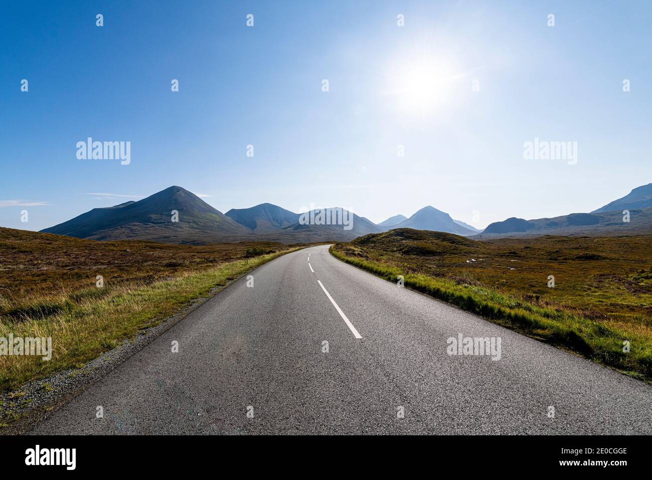 Route menant à la crête noire de Cuillin, île de Skye, Hébrides intérieures, Écosse, Royaume-Uni, Europe Banque D'Images