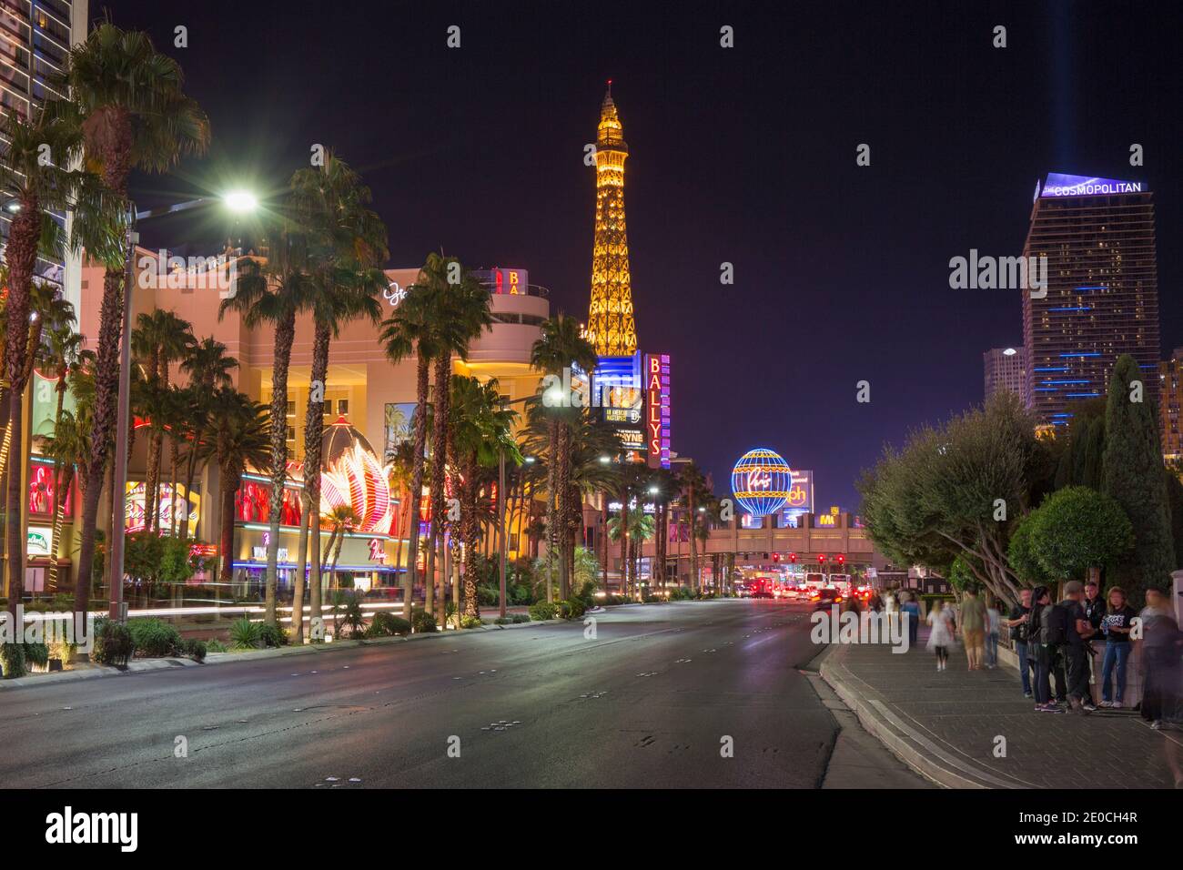Vue le long du Strip la nuit, Tour Eiffel illuminée au Paris Hotel and Casino proéminent, Las Vegas, Nevada, Etats-Unis d'Amérique Banque D'Images
