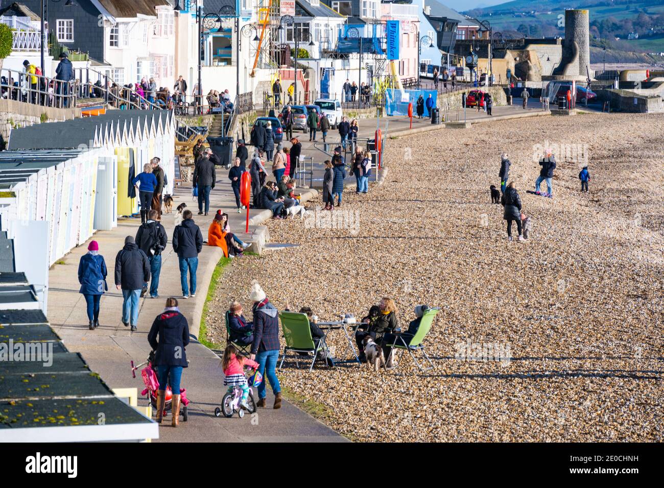 Lyme Regis, Dorset, Royaume-Uni. 31 décembre 2020. Météo au Royaume-Uni: Les gens du coin font le meilleur du temps frais, lumineux et ensoleillé à la Saint-Sylvestre à la station balnéaire de Lyme Regis. La ville populaire est plus calme que d'habitude car la ville entre dans le niveau 3, ce qui porte un coup supplémentaire aux entreprises d'accueil locales à ce qui devrait être l'une des périodes les plus achalandées de l'année. Credit: Celia McMahon/Alamy Live News Banque D'Images