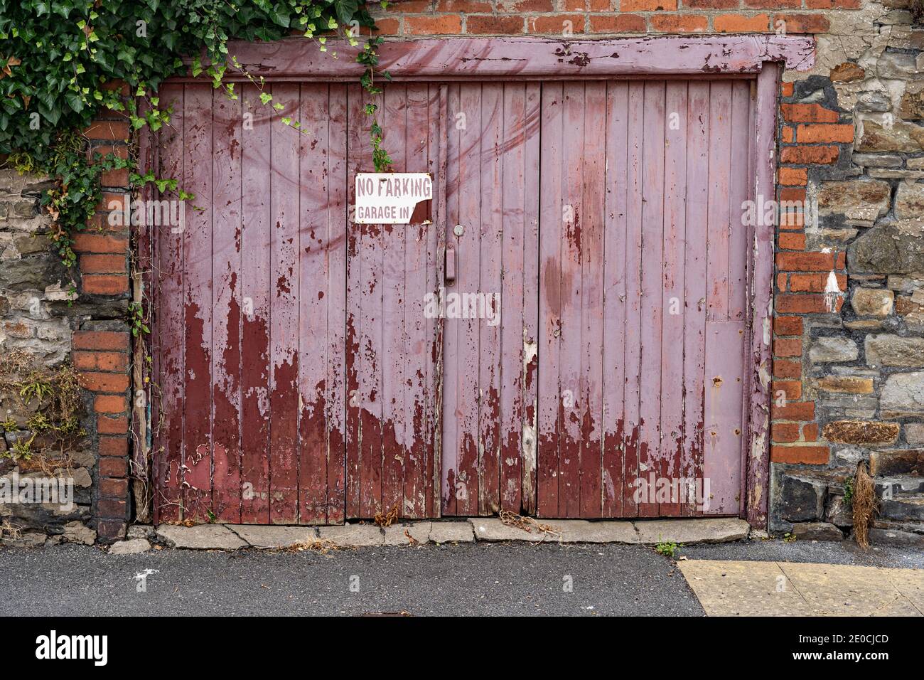 Porte de garage en bois abîmé Banque D'Images