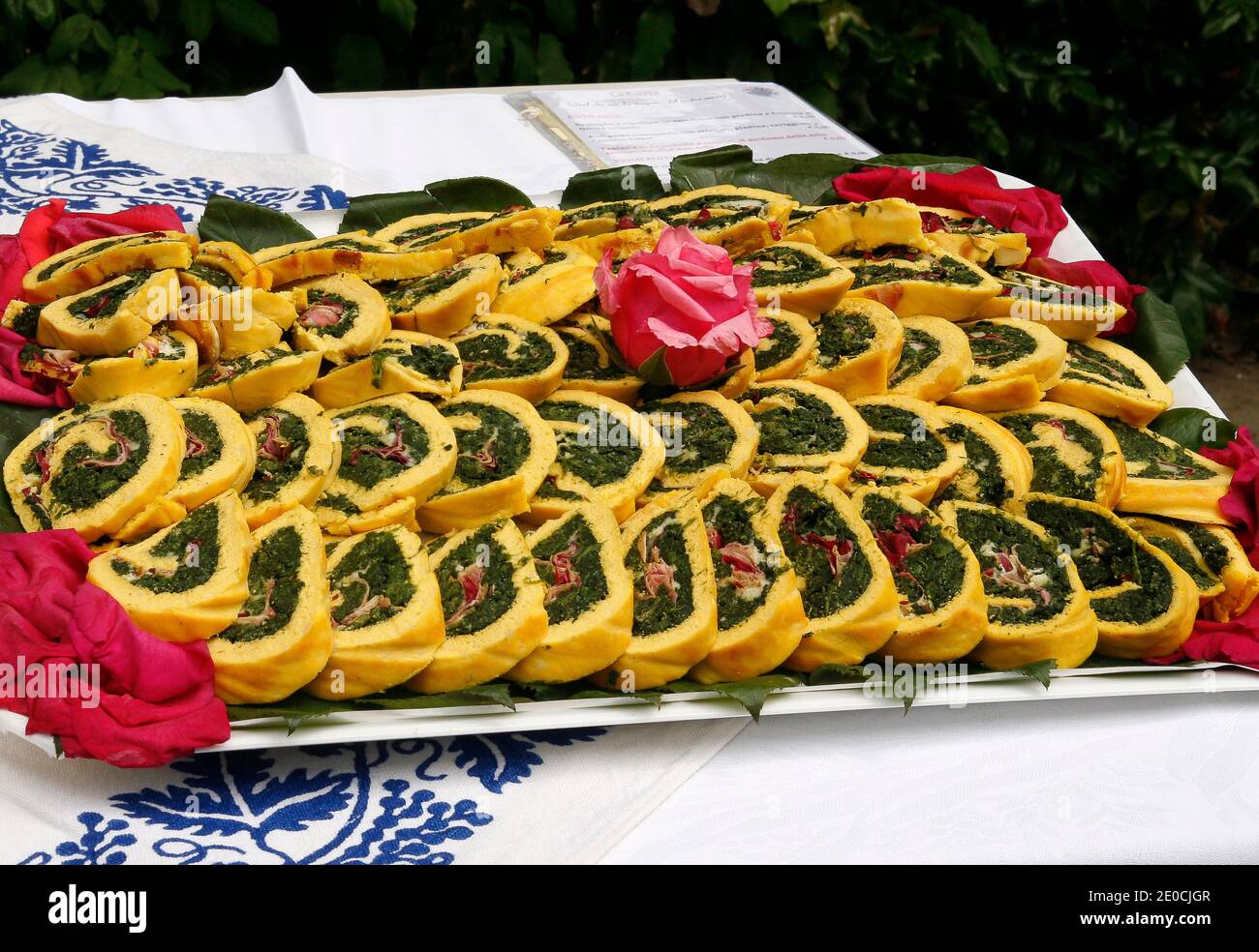 Italie Emilia Romagna Casole Valsenio - exposition ' Erbe in Fiore' ( herbes en fleur ) -Rollè avec des roses d'herbes médicinales Banque D'Images