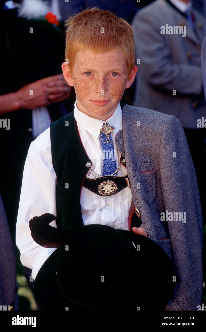 Allemagne /Bavière /Jeune garçon aux cheveux rouges et aux taches de rousseur en costume traditionnel .Ginger bavarois garçon avec pantalon en cuir. Banque D'Images