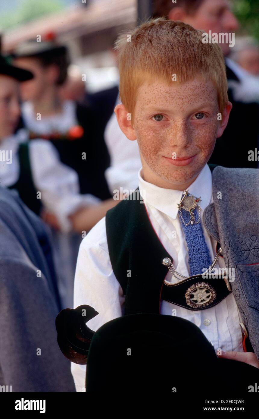 Allemagne /Bavière /Jeune garçon aux cheveux rouges et aux taches de rousseur en costume traditionnel .Ginger bavarois garçon avec pantalon en cuir. Banque D'Images