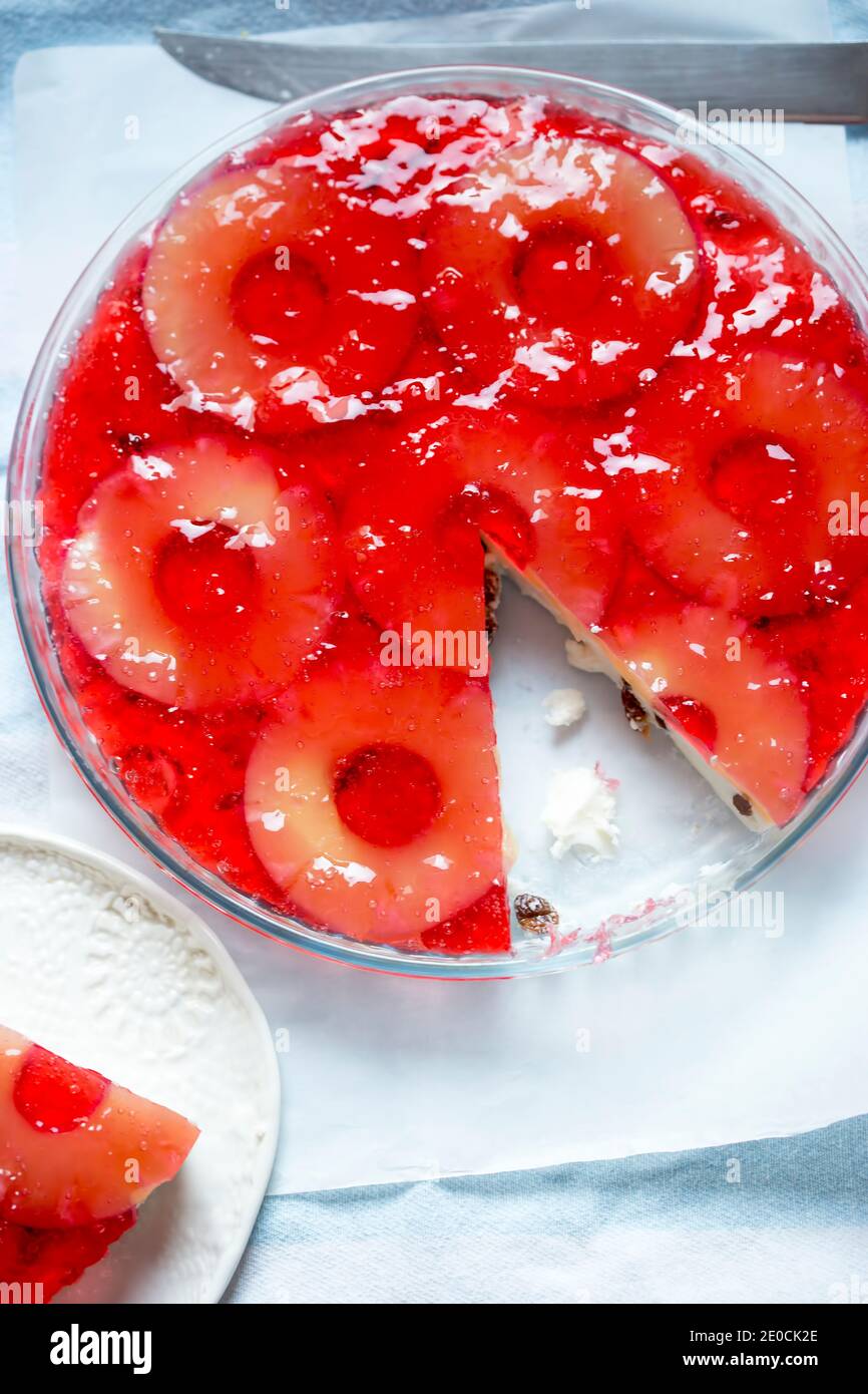 Cheesecake froid aux raisins secs, ananas et gelée de fraises Banque D'Images