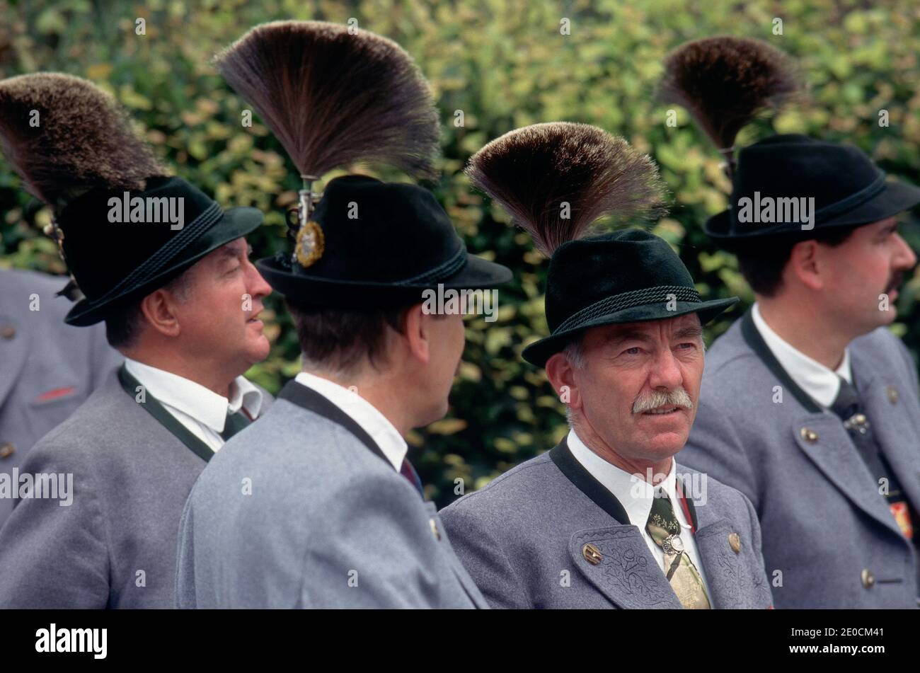 Allemagne /Bavière / Festival bavarois/ quatre bavarois portant un tissu traditionnel et un chapeau bavarois . Banque D'Images