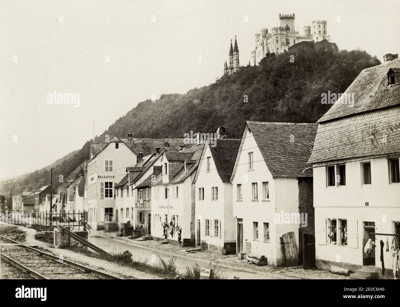 Photographie du XIXe siècle - le château de Stolzenfels est un ancien château fort médiéval transformé en palais, près de Coblence sur la rive gauche du Rhin, dans l'État de Rhénanie-Palatinat, en Allemagne. Stolzenfels était un château du XIIIe siècle en ruines, doué au Crownprince prussien, Frederick William en 1823. Banque D'Images