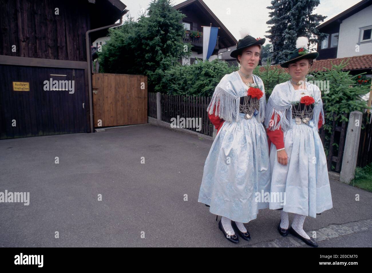 Allemagne /Bavière /Garmisch Partenkirchen / lors d'un festival bavarois, les filles attendent dans la rue en portant un costume traditionnel. Banque D'Images