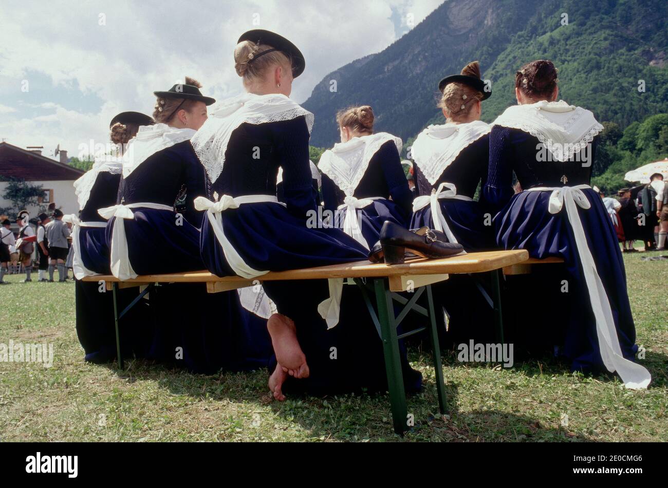 Allemagne /Bavière / Bavarois Beerfestival filles portant des vêtements traditionnels et une fille a pris ses chaussures de . Banque D'Images