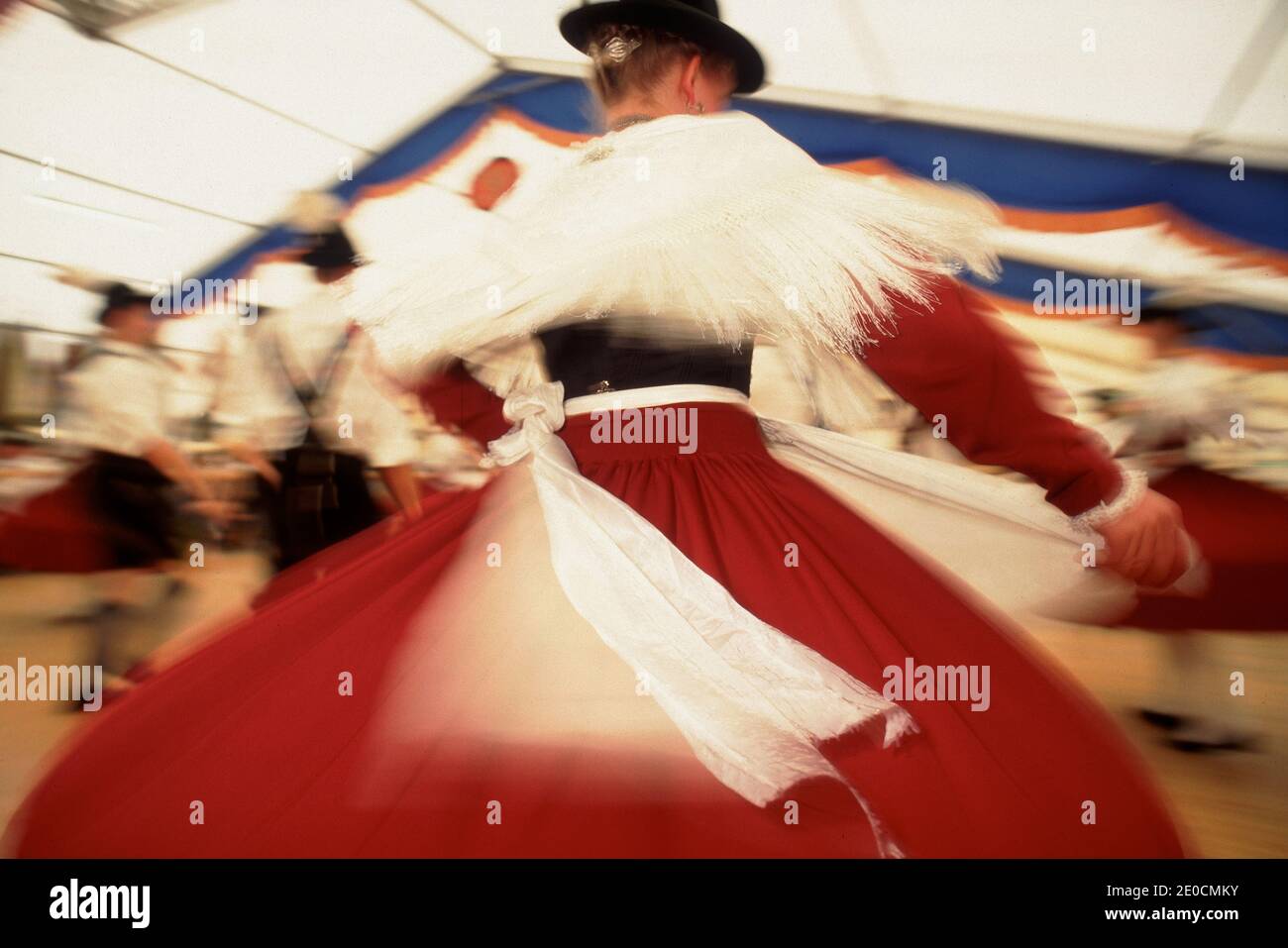 Allemagne /Bavière /Girl danse au Festival traditionnel de la bière en Bavière. Banque D'Images