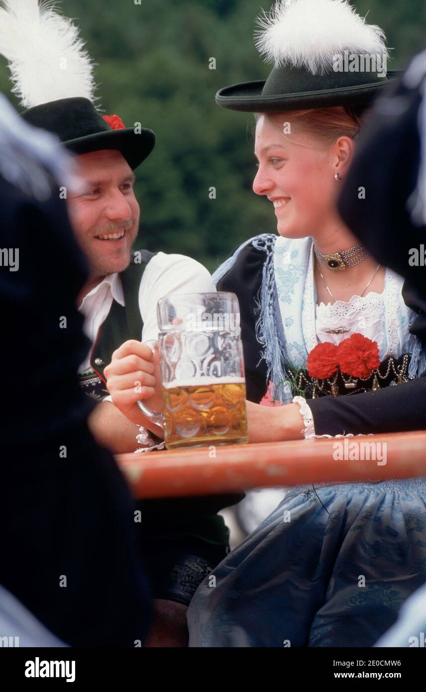 Allemagne /Bavière / festival bavarois /UN coupél boit de la bière et se sourit les uns les autres . Banque D'Images