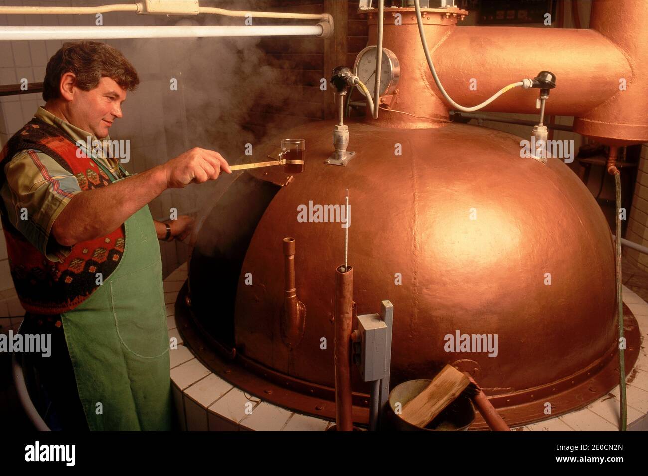 Allemagne /Bavière / Munich / bière Brewing dans le commerce chemin .où le maître de bière continue de déguster la bière après il est déplacé dans une bouilloire en cuivre Banque D'Images