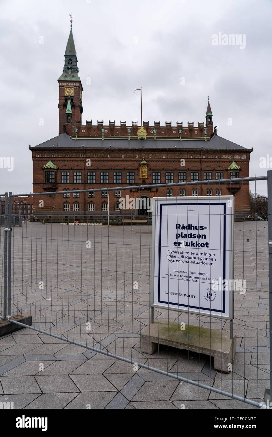 Place de l'hôtel de ville verrouillée en raison de Covid 19 à Copenhague, Danemark Banque D'Images